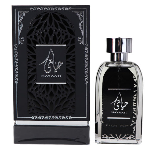 La fragancia Hayaati, de Ard Al Zaafaran, se presenta en un estuche negro con elegantes detalles plateados, junto con el frasco de cristal a juego.