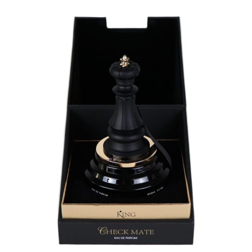 El frasco de Checkmate King Eau de Parfum dentro de su empaque, con forma de rey de ajedrez negro con detalles dorados.