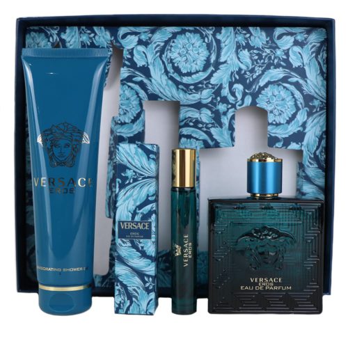 Set de regalo Versace Eros que incluye un gel de ducha, perfume de viaje y botella de Eau de Parfum de tamaño completo en una elegante caja azul con patrones florales.