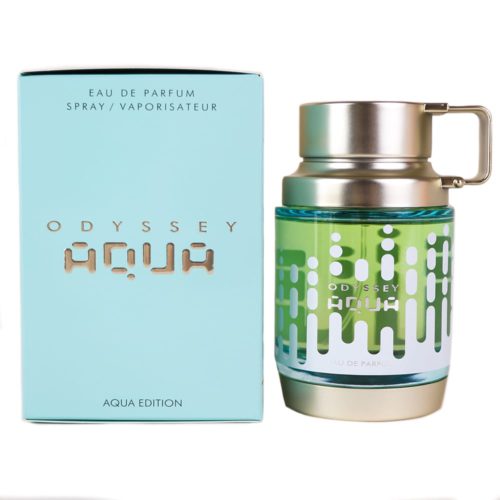 Una vista en perspectiva del frasco de perfume "Odyssey Aqua" y su empaque a juego, destacando los elementos de diseño plateados y verdes.