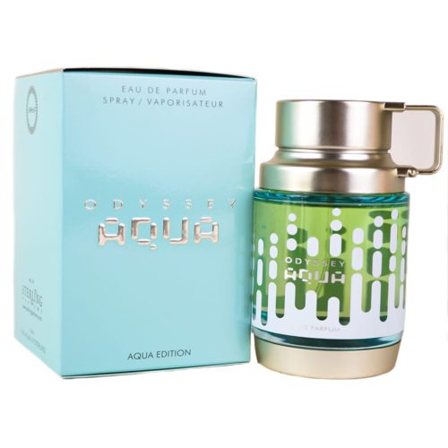 Un frasco de perfume plateado y verde con asa y patrones blancos, etiquetado como "Odyssey Aqua," junto a un empaque azul claro a juego.