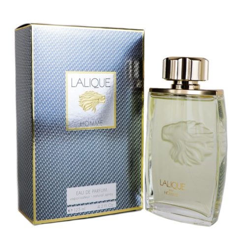 Set de Lalique Pour Homme Eau de Parfum, con un frasco de vidrio transparente de 125 ml con relieve de león dorado y tapa dorada, junto a una caja texturizada en gris y dorado.