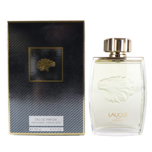 Frasco y caja de Lalique Pour Homme Eau de Parfum, con un diseño de vidrio transparente de 125 ml, relieve de león dorado y tapa dorada, junto a una caja texturizada en negro y dorado.