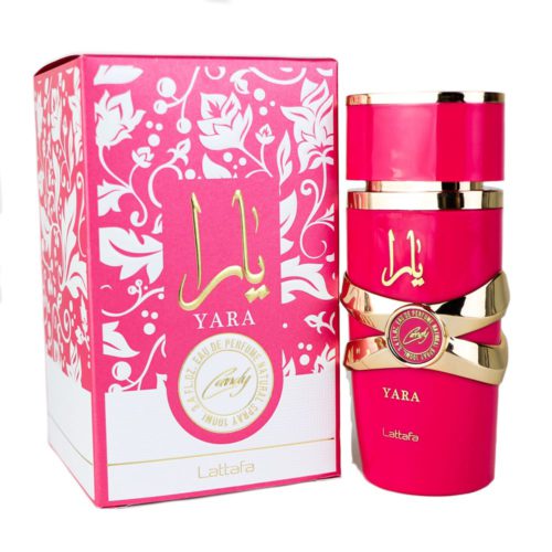 Frasco de perfume Yara Candy de Lattafa con su elegante envase rosa decorado con bandas doradas y texto en árabe y latín.