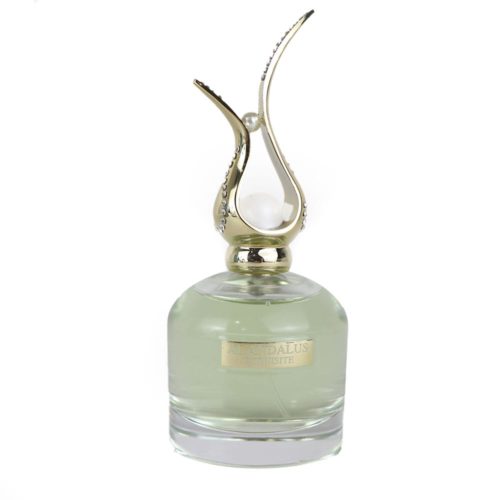 La botella del perfume Al Andalus Exquisite, con un cuerpo de vidrio transparente, líquido verde claro y una tapa decorativa dorada con un detalle de perla.