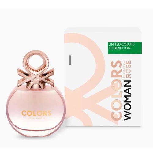Eau de Toilette Benetton Colors Woman Rose, 2.7 fl oz. La botella de perfume tiene un diseño degradado en rosa suave con una tapa dorada rosa en forma del logo de Benetton. El empaque es blanco con tipografía en durazno y negro, junto con una etiqueta verde que muestra 'United Colors of Benetton'.