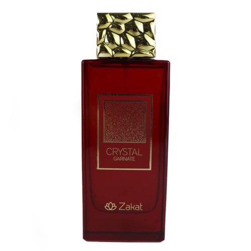 El frasco alto rojo de perfume "Crystal Garnate" Eau de Parfum de Zakat, con una tapa dorada texturizada y patrones dorados intrincados en la etiqueta.