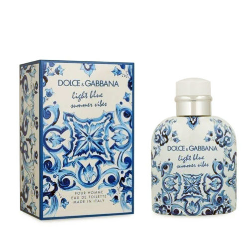 Colonia para hombre Dolce & Gabbana Light Blue Summer Vibes. La imagen muestra el frasco de perfume y su caja a juego, ambos decorados con intrincados patrones cerámicos en azul y blanco.