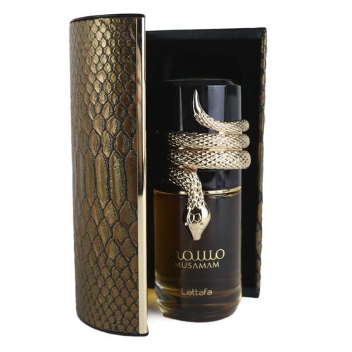 El frasco de perfume dentro de un estuche con textura de piel de serpiente dorada, mostrando el diseño elegante de la serpiente dorada envuelta en el frasco.
