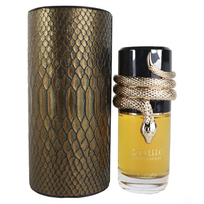 El frasco de perfume envuelto en una serpiente dorada junto a su estuche con textura de piel de serpiente dorada, creando un conjunto lujoso y coherente.