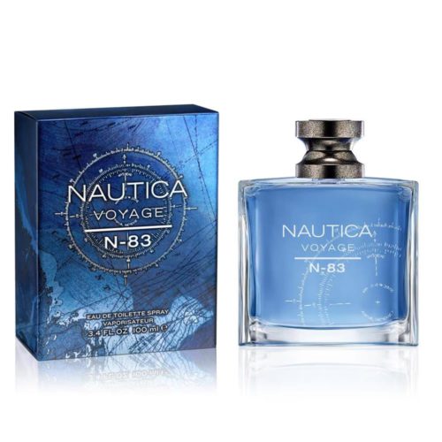 Eau de Toilette Nautica Voyage N-83. La imagen muestra un elegante frasco rectangular de vidrio con líquido azul y una tapa plateada, junto a su caja azul marino con diseños náuticos inspirados en una brújula.