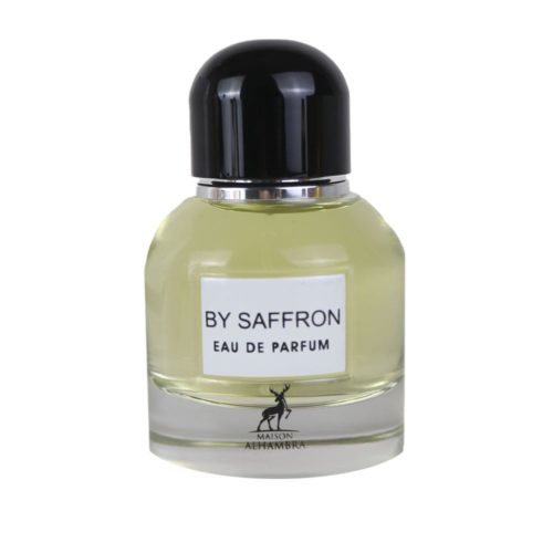Primer plano de la botella de "By Saffron" Eau de Parfum, con diseño de vidrio cilíndrico, tapa negra y etiqueta blanca minimalista con el nombre de la marca.