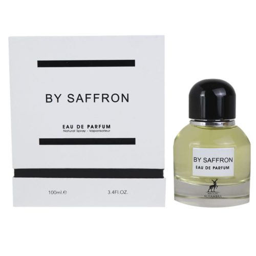Botella de "By Saffron" Eau de Parfum junto a su caja blanca minimalista, 100ml. La botella tiene un diseño cilíndrico con tapa negra y vidrio transparente que muestra el líquido amarillo.