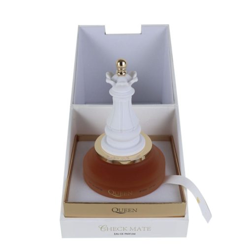 Caja abierta mostrando el perfume 'Queen Check Mate' de Armaf, con el frasco en forma de pieza de ajedrez colocado en un interior blanco y dorado.
