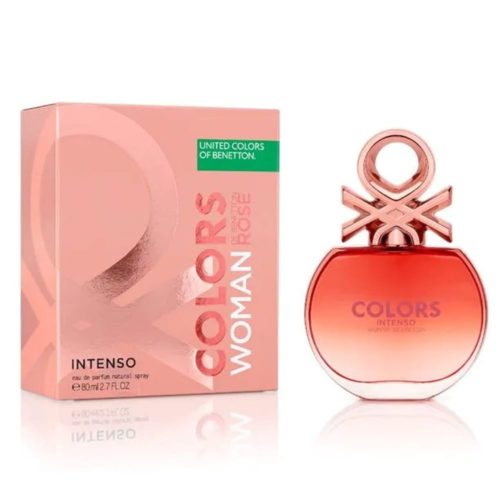 Eau de Parfum Colors Woman Rose Intenso de United Colors of Benetton, 2.7 fl oz (80 ml). La botella es de color rosa suave con una forma redonda y una tapa distintiva con un diseño de X superpuesta. El empaque es rosa metálico con letras blancas y rojas, junto con el logo verde de Benetton en la esquina superior derecha.