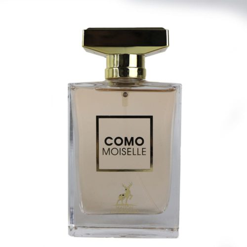 Primer plano del frasco de perfume "Como Moiselle" de Maison Alhambra. El frasco transparente tiene una tapa dorada y una etiqueta minimalista con detalles en negro y dorado.