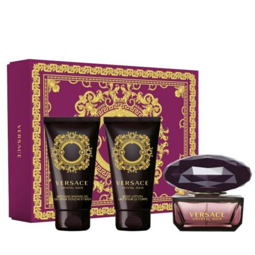 Set de regalo Crystal Noir de Versace para mujer, que incluye un Eau de Toilette de 50ml, un gel de ducha de 50ml y una loción corporal de 50ml. El empaque tiene un diseño lujoso en tonos morado y dorado.