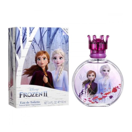 Disney Frozen II Eau de Toilette 100ml con Anna y Elsa. El empaque muestra un fondo de bosque nevado con Anna y Elsa juntas, vestidas con sus atuendos característicos. La botella de perfume redonda y transparente tiene una tapa en forma de corona de color púrpura y está decorada con una imagen de Anna y Elsa rodeadas de un paisaje invernal con hojas rojas