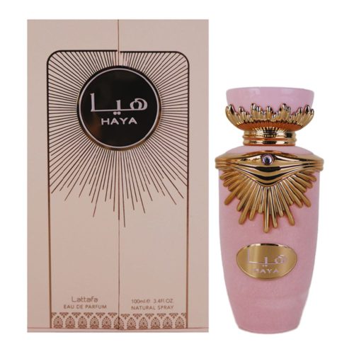 Eau de Parfum Lattafa Haya para mujer, 3.4 fl oz (100 ml). La botella de perfume, con un diseño rosa suave y dorado, se muestra junto a su elegante empaque beige y dorado que presenta un emblema circular con texto en árabe e inglés.