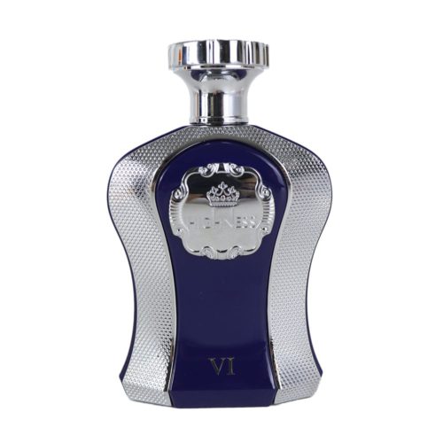 Primer plano de la botella de perfume en plata y azul marino, con un diseño metálico intrincado y curvas elegantes.