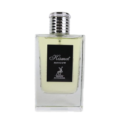 Un primer plano del frasco de Kismet Moscow Eau de Parfum de Maison Alhambra. El frasco de vidrio transparente contiene un líquido verde claro y tiene una etiqueta negra y plateada.