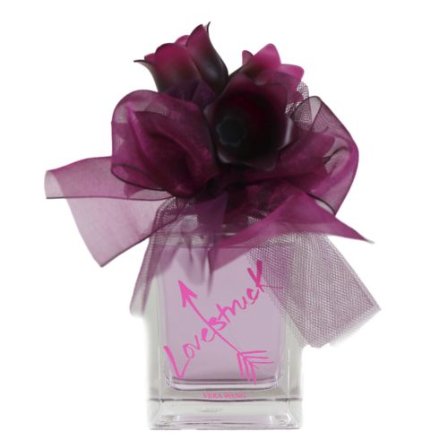 Primer plano del frasco de Lovestruck Eau de Parfum de Vera Wang, con diseño de vidrio transparente, logo rosa y un elegante tapón floral.