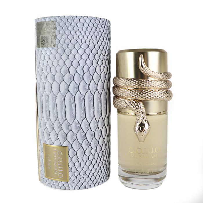 Un lujoso frasco de perfume con un diseño de serpiente dorada enrollada en la tapa. La caja cilíndrica tiene una textura de piel de serpiente en blanco y dorado.