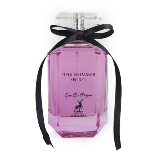 Primer plano del frasco de perfume Pink Shimmer Secret de Maison Alhambra con líquido rosa y una cinta negra atada alrededor del cuello del tapón.
