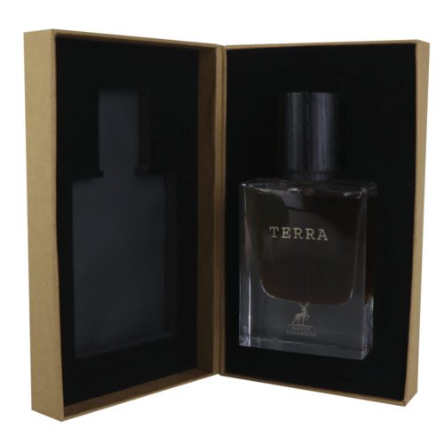 El frasco de perfume "Terra" dentro de una elegante caja negra y dorada con interior de terciopelo, mostrando un empaque de alta calidad.