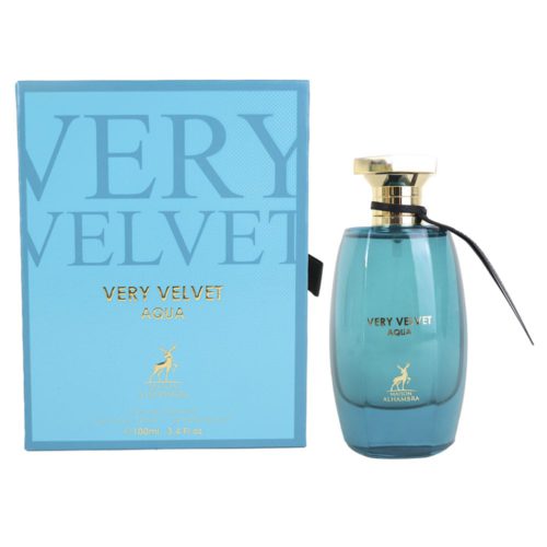 La caja y la botella del perfume "Very Velvet Aqua" se muestran juntas. La caja es azul claro con letras doradas, y la botella combina con acentos dorados.