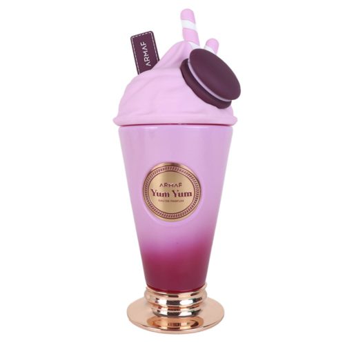 Primer plano del frasco del perfume Armaf Yum Yum, diseñado para parecer un batido con una tapa rosa escarchada y popotes decorativos.