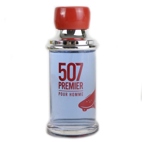 Primer plano de la botella del perfume 507 Premier Pour Homme con tapa roja y diseño temático de patineta.
