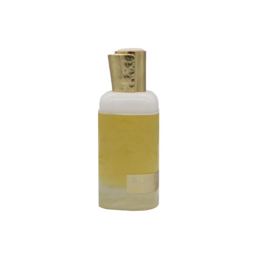 Primer plano de la botella del perfume Ajayeb Dubai Portrait con tono dorado suave y tapa blanca.