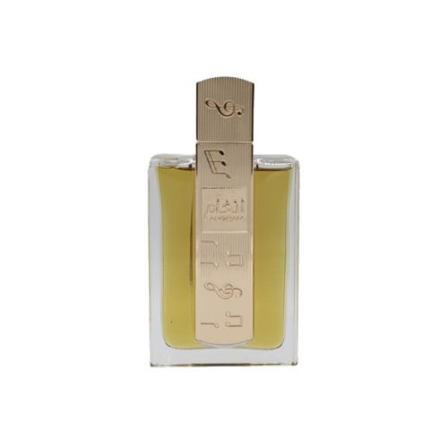 Botella del perfume Angham de Lattafa, con tapa dorada y caligrafía árabe, contiene líquido color ámbar, colocada sola.