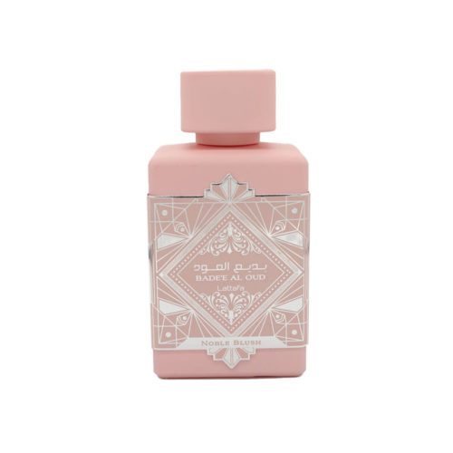 Botella rosa del perfume Badee Al Oud Noble Blush de Lattafa con etiqueta plateada de diseño geométrico elegante.