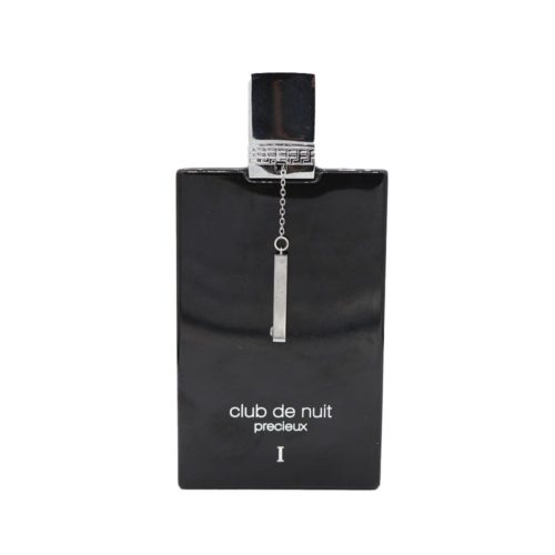 Primer plano del frasco del perfume Club De Nuit Precieux I con superficie negra brillante, tapa plateada y colgante metálico.