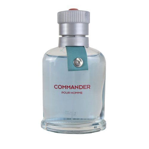 Primer plano del frasco de perfume Commander Pour Homme con líquido azul claro y tapa plateada.