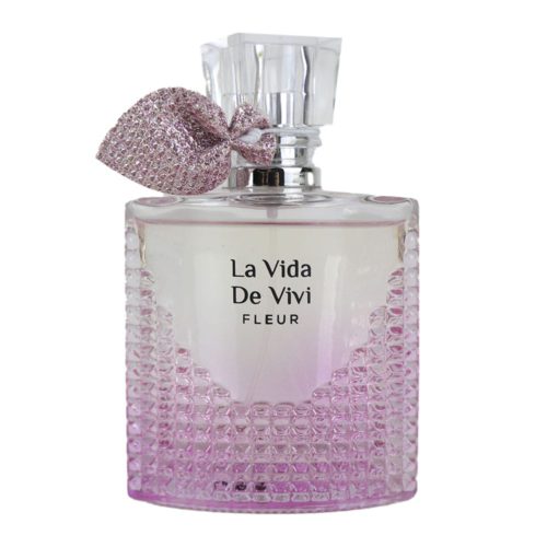 Primer plano de la botella de "La Vida De Vivi Fleur" Eau de Parfum con vidrio texturizado rosa y un lazo decorativo.
