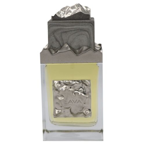 Primer plano del frasco del perfume Lava EDP con tapa esculpida plateada y placa metálica martillada.