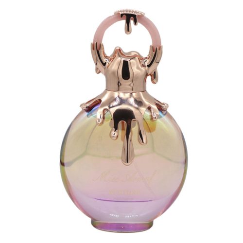 Primer plano de la botella del perfume Miss Armaf Attitude con tapa dorada en forma de goteo.