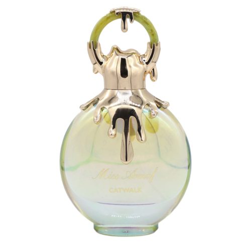 Primer plano de la botella del perfume Miss Armaf Catwalk con tapa dorada en forma de goteo y aro superior verde.