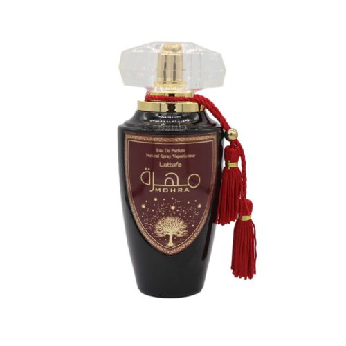 Primer plano del frasco del perfume Mohra de Lattafa con etiqueta burdeos, árbol dorado y borlas rojas decorativas.