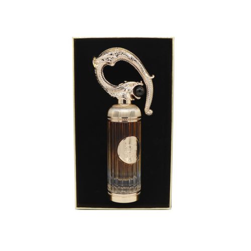 Primer plano del frasco del perfume Pride Sehr de Lattafa, presentado en base de terciopelo negro.
