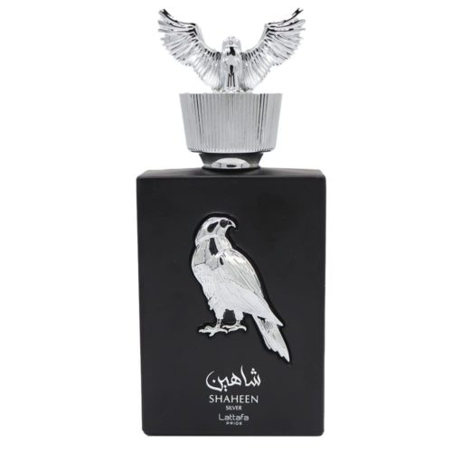 Primer plano del frasco del perfume Pride Shaheen Silver mostrando el emblema de halcón plateado y el tapón en forma de halcón.