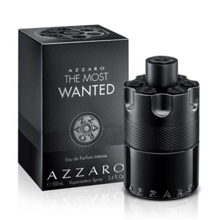 Azzaro The Most Wanted Eau de Parfum para hombre, con un elegante frasco negro en forma de cilindro de revólver, colocado junto a su empaque negro a juego con letras plateadas.