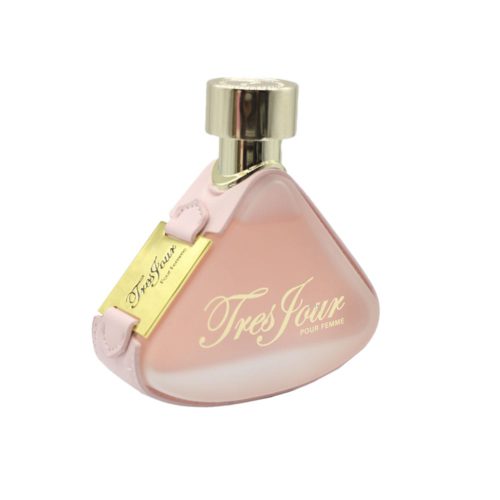 Primer plano del frasco del perfume Tres Jour de Armaf, con su tono rosado suave, forma triangular y detalle de placa dorada.