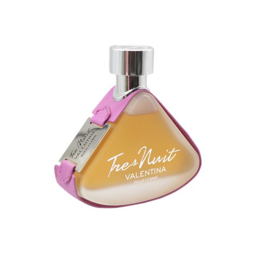 Primer plano del frasco del perfume Tres Nuit Valentina de Armaf, con forma triangular, correa de cuero rosa y placa plateada, con líquido color ámbar.