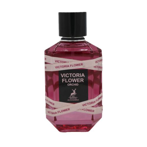 Primer plano del frasco del perfume Victoria Flower Orchid con líquido rosado y cinta decorativa "Victoria Flower".
