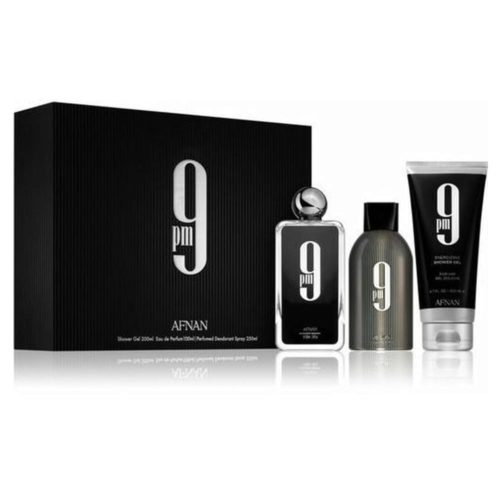 Vista frontal del set de regalo 9PM de Afnan para hombre, con caja negra mate texturizada en líneas verticales y logotipo plateado “9PM”, acompañado del Eau de Parfum de 100ml, Gel de Ducha de 200ml y Spray Desodorante de 200ml, todos con diseño elegante en negro y plata.