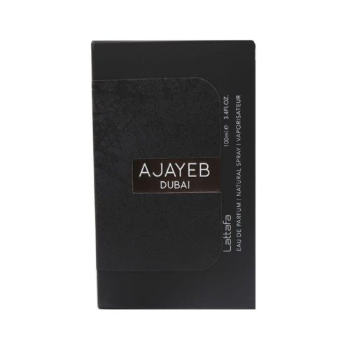 Primer plano del frente de la caja del perfume Ajayeb Dubai con un diseño negro minimalista y texto metálico.